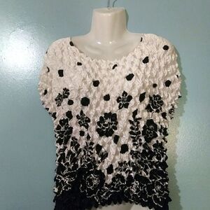 Black and white Floral stretch short sleeve blouse
